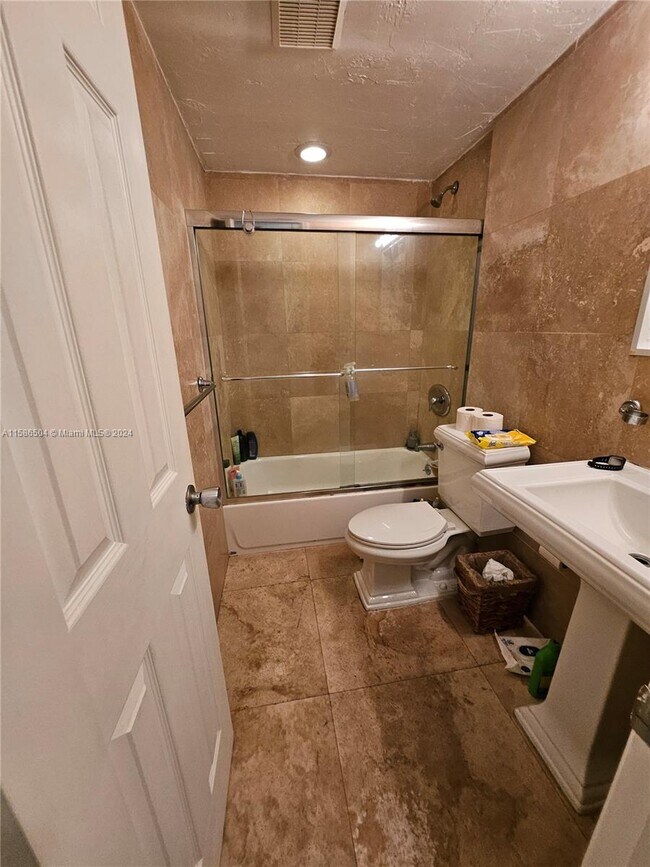 Foto del edificio - 1856 NE 46th St