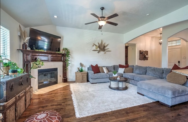 Building Photo - Prime Location! 3 bed/ 2 bath! Coming Soon!