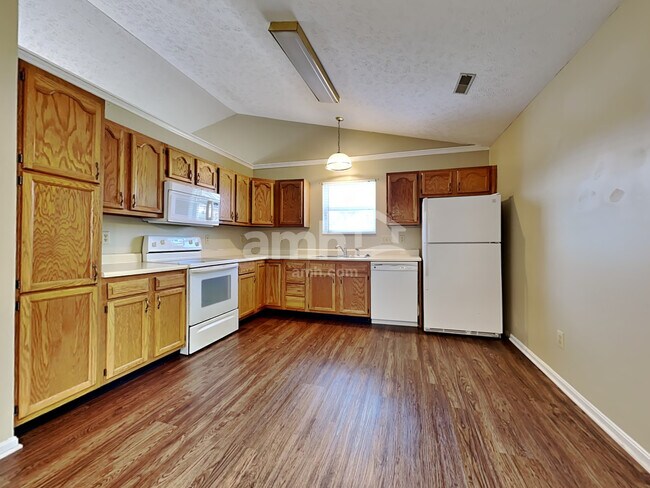 Foto del edificio - 599 Whispering Pines Pl