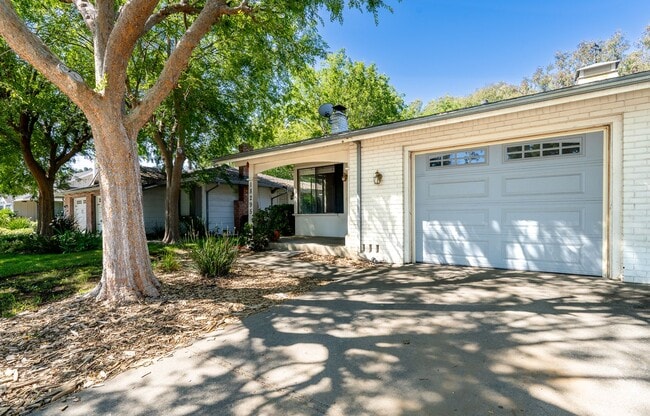 Building Photo - Cute 2 Bedroom Duplex in Great Morgan Hill...