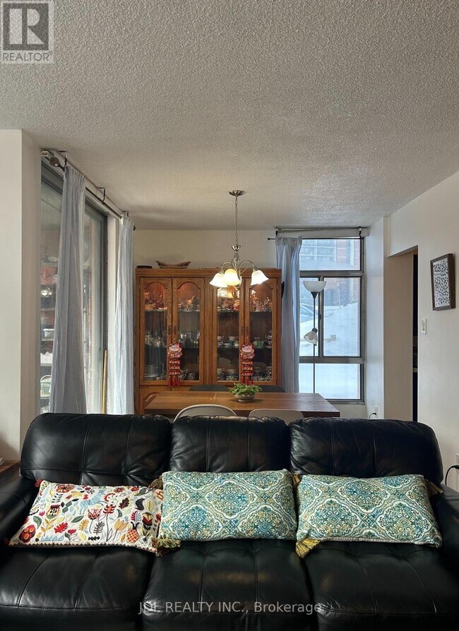Photo du bâtiment - 1701 McCowan Rd