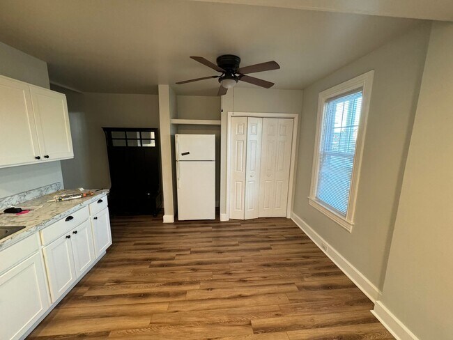 Building Photo - Comfortable 2nd Floor Apartment