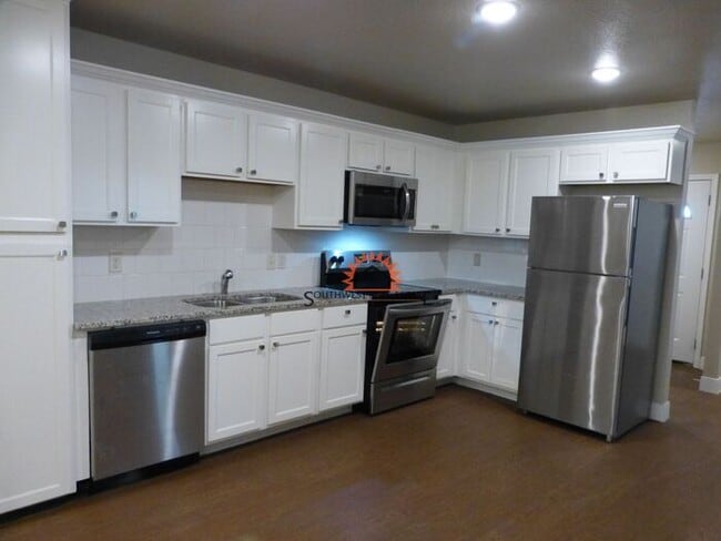 Building Photo - Spacious 2 bedroom 2 bath Duplex.