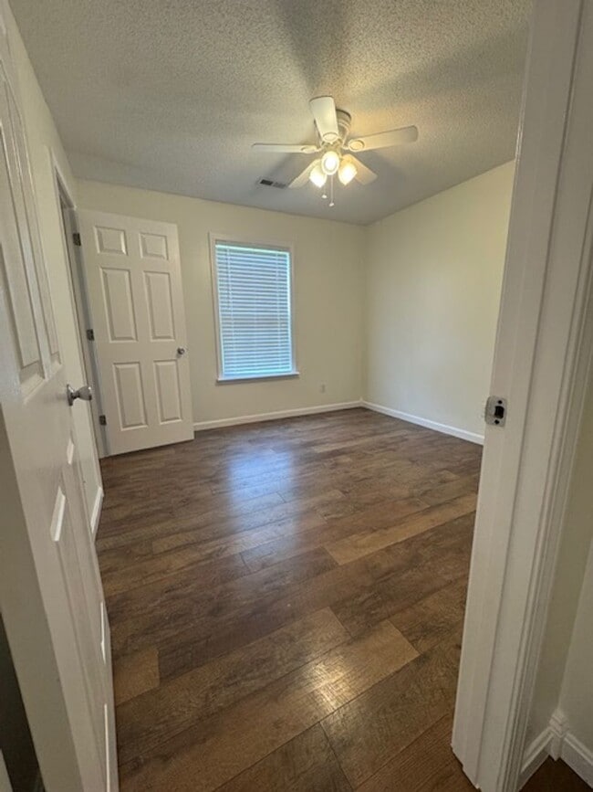 Building Photo - 394 Valley View Dr
