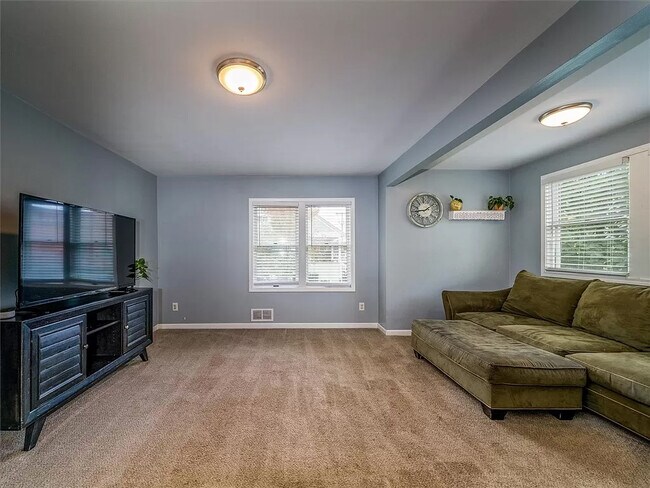 Living Room - 330 E Chestnut St