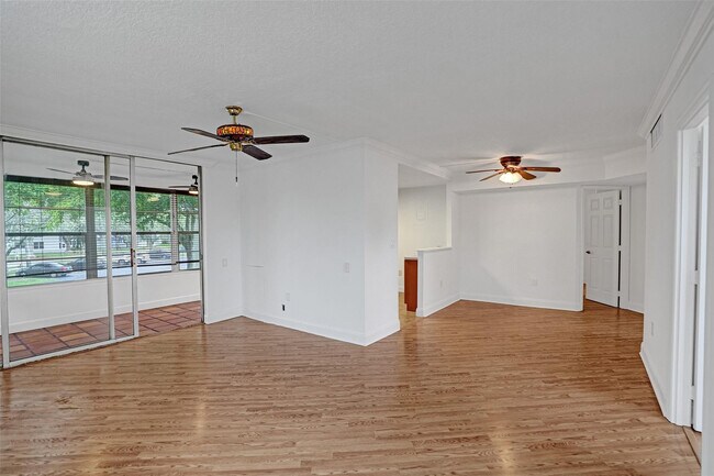 Foto del edificio - 9351 Lime Bay Blvd