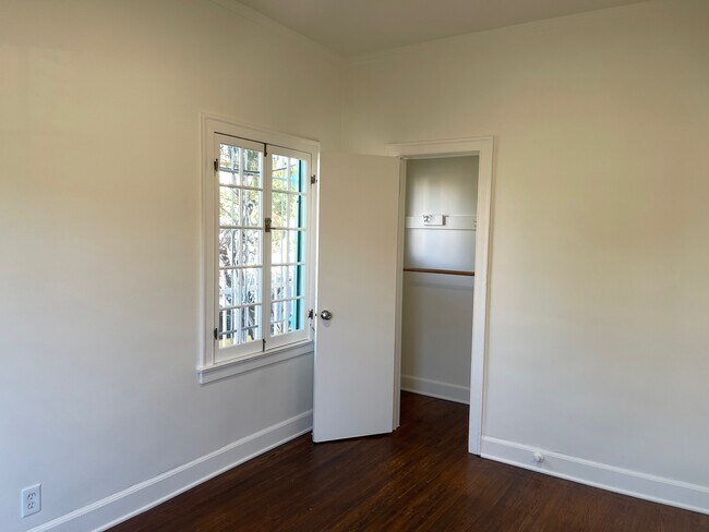 Foto del edificio - 3000 Kenwood Ave