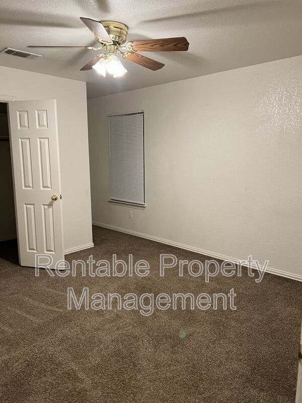 Foto del edificio - 1104 Turkey Creek Ct