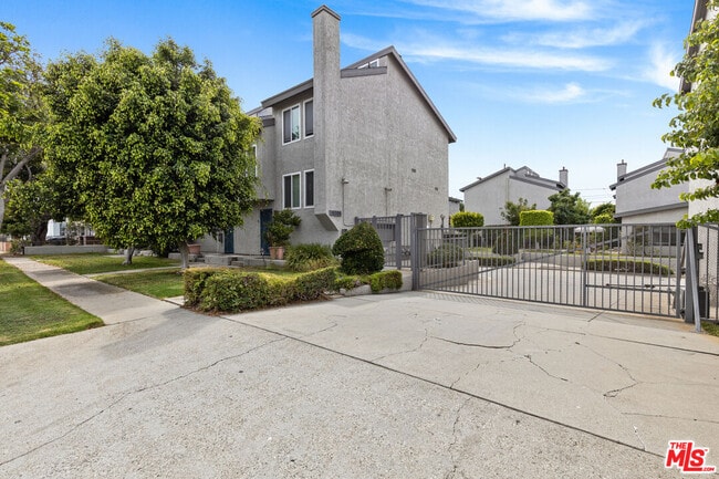 Building Photo - 15305 Berendo Ave