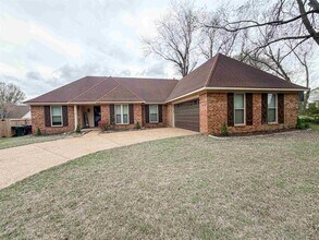 Building Photo - 3915 Oak Rd