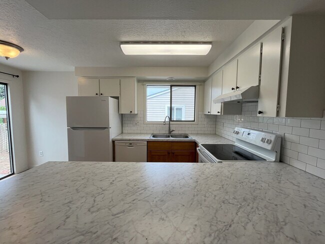 Foto del edificio - Freshly Updated and Full of Light—Your Nex...