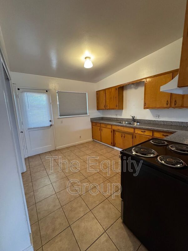 Foto del edificio - 1140 W Tulare Ave