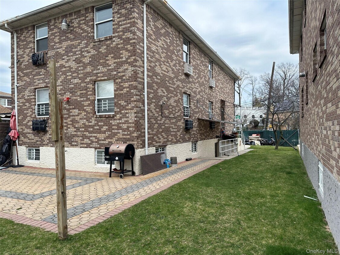 Foto del edificio - 83-14 Homelawn St