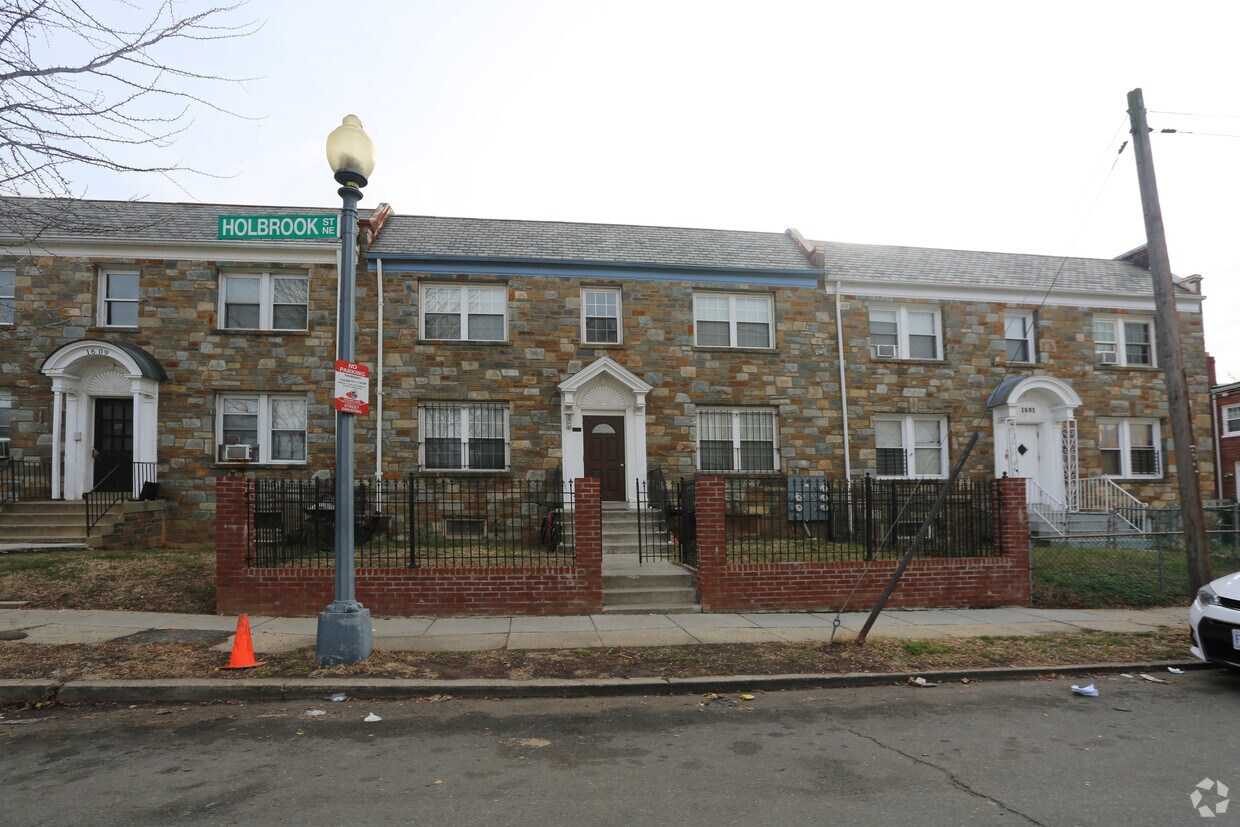 Building Photo - 1605 Holbrook St NE
