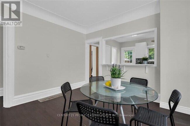 Photo du bâtiment - 746 King St W