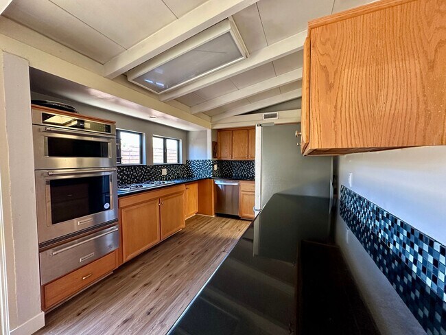 Foto del edificio - Three bedroom Cliff May Home
