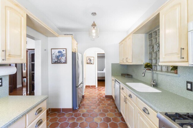 Building Photo - 400 33rd St