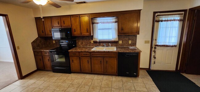Building Photo - 3 bedroom home in North Columbus