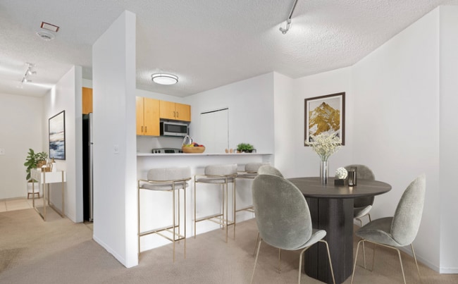 Photo - 710 N Dearborn St Apartment