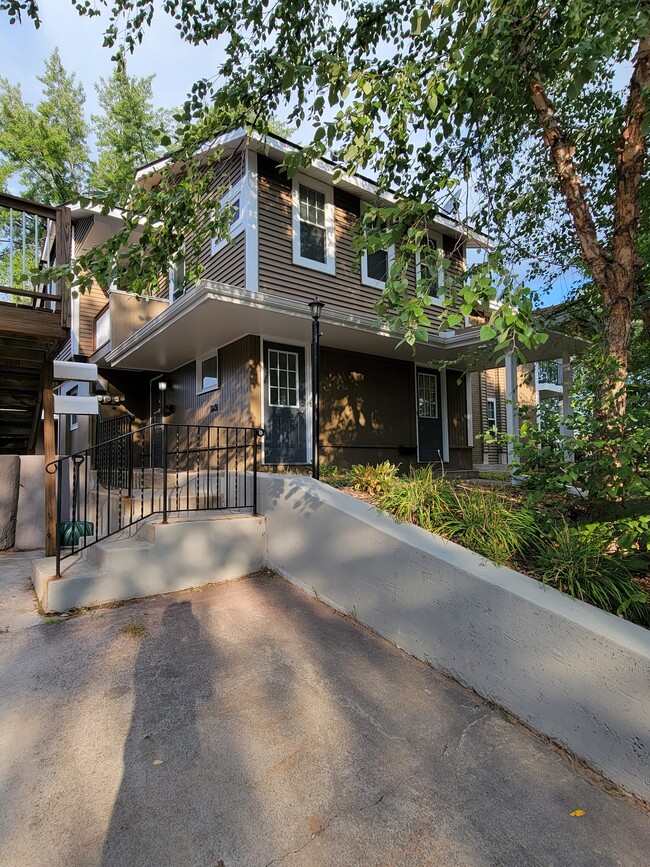 Front - 308 Lewis St S