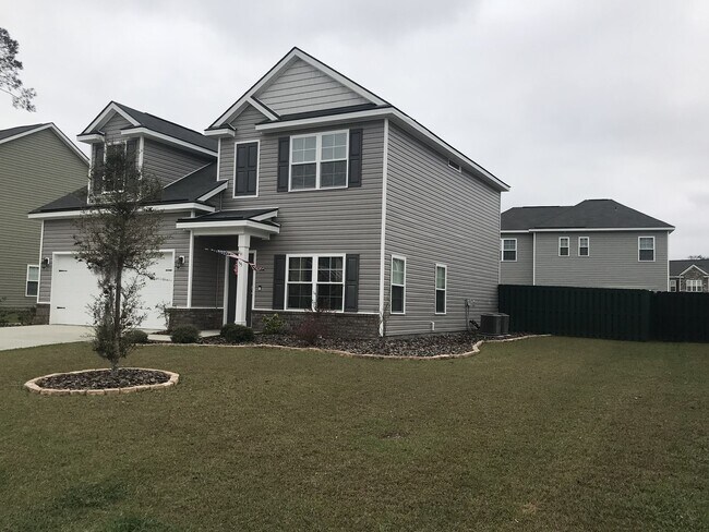 Building Photo - 4 Bedroom/ 2.5 Bath- Fenced in Back Yard