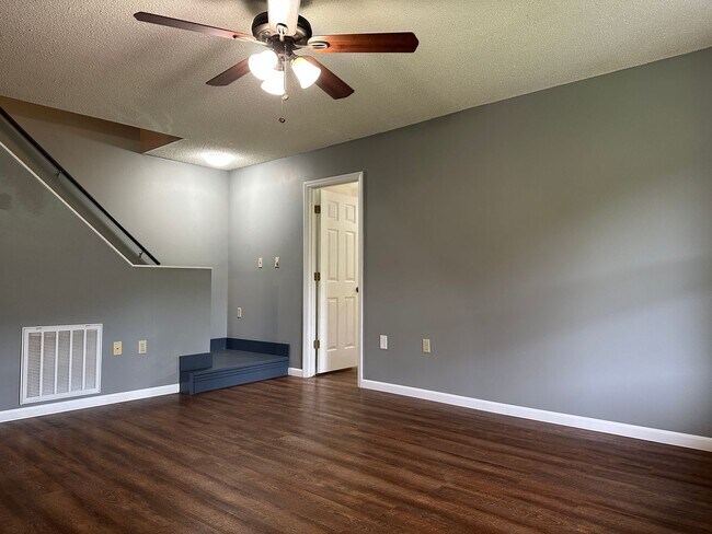Foto del edificio - 3515 Reservoir Rd