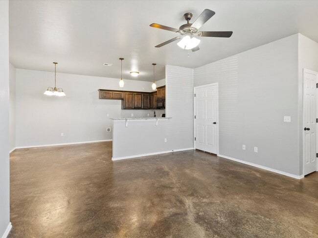 Foto del edificio - 3br 2ba duplex with 2 car garage!