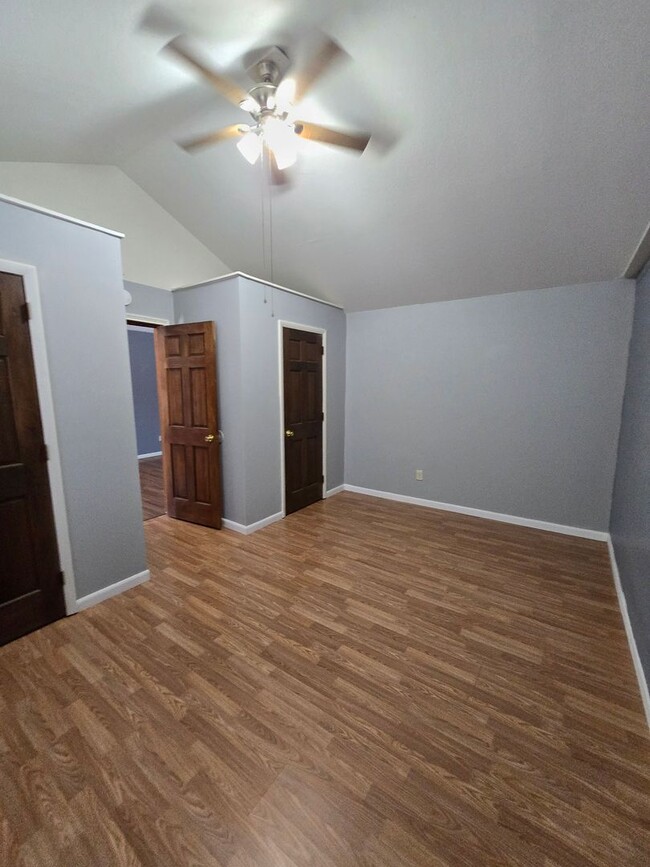 Building Photo - Spacious Two Bedroom Triplex in Mooresvill...