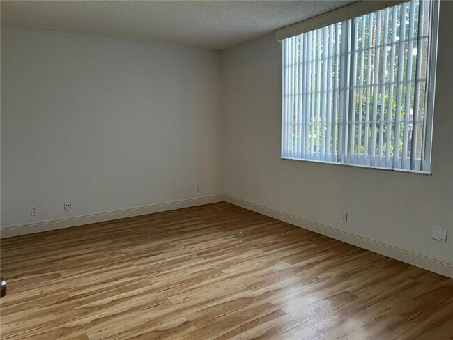 Foto del edificio - 9311 Orange Grove Dr