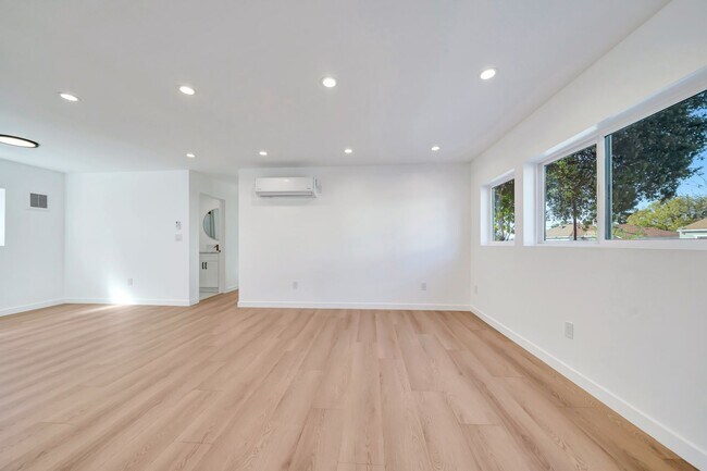 Building Photo - 8322 Wyngate St