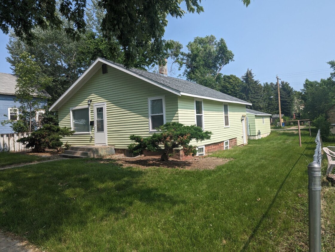 Primary Photo - $1800 - 2 Bedroom, 1 Bath House - Garage a...