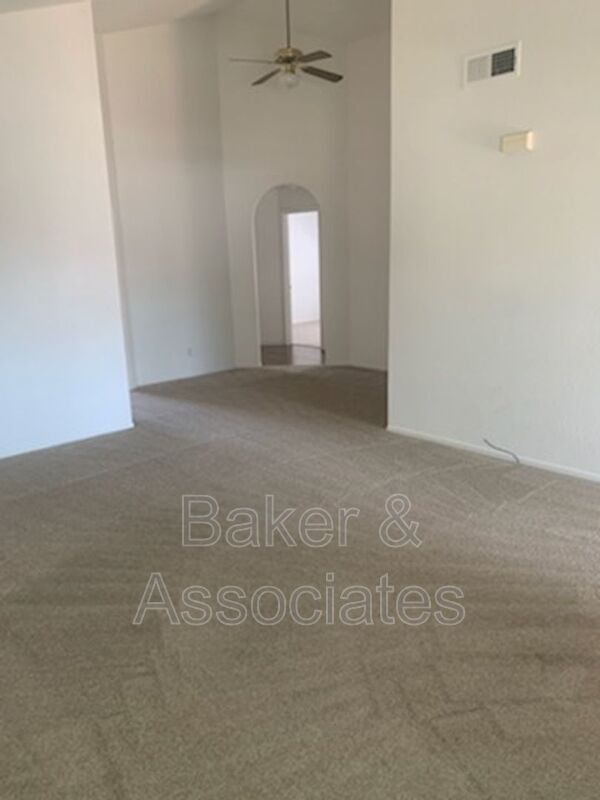 Foto del edificio - 2352 Donahue Ave