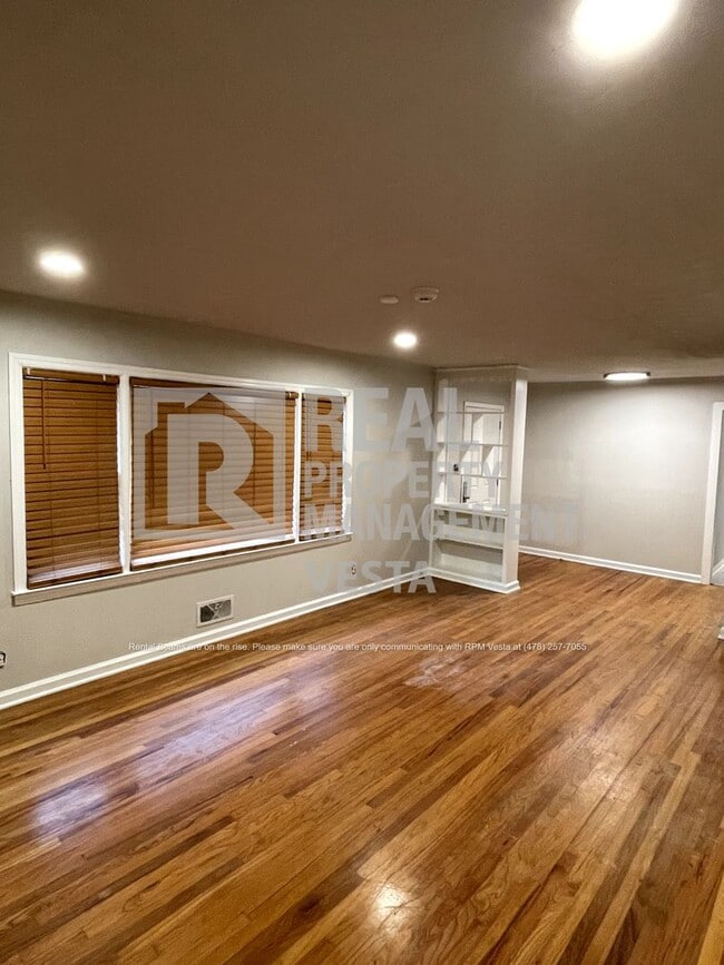 Building Photo - Spacious Three Bedroom Home in Great Locat...