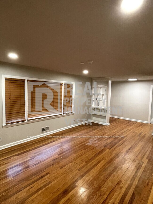 Foto del edificio - Spacious Three Bedroom Home in Great Locat...
