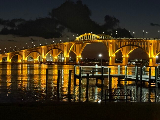 Building Photo - 1224 S Peninsula Dr