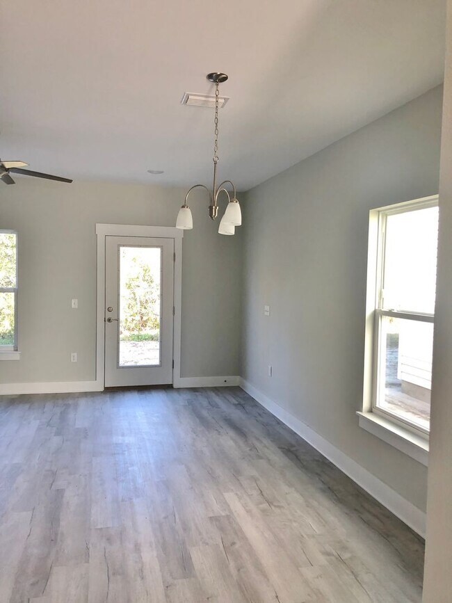 Building Photo - Gorgeous 3 Bedroom 2.5 Bath Townhome