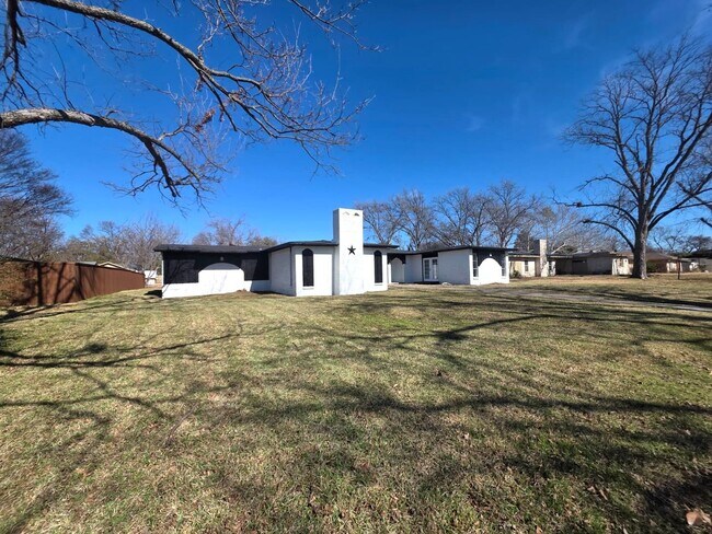 Foto del edificio - Charming 3-Bedroom Home on Spacious Lot Near Lake Ray Hubbard