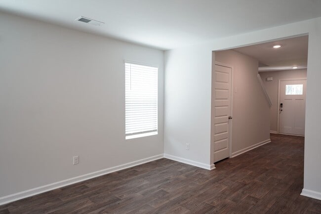 Foto del edificio - Available Now!