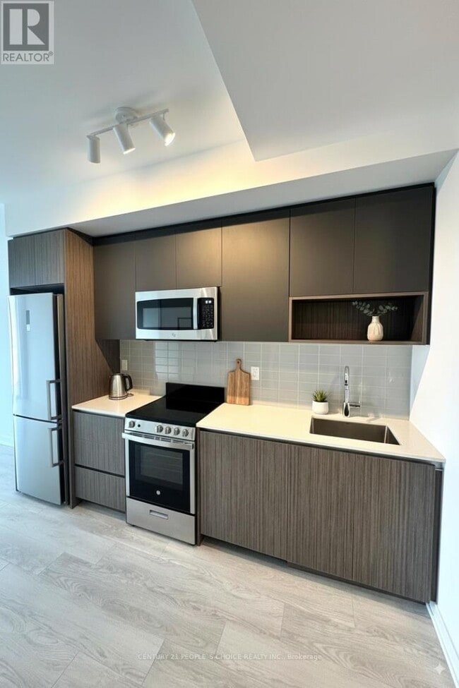 Building Photo - 801 The Queensway