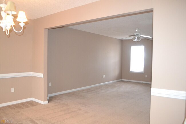 Building Photo - 3045 Village Run Dr