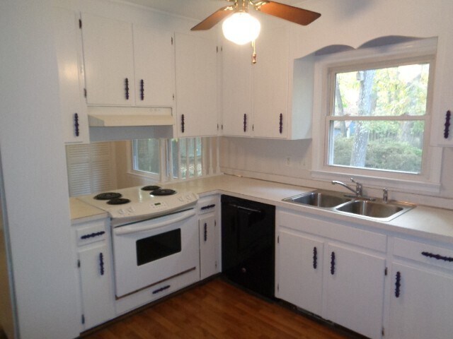 Building Photo - Desirable Location! Ranch Style House in C...