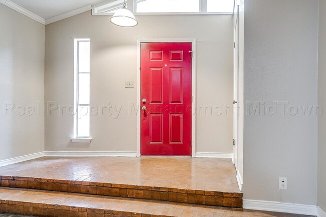 Building Photo - 13305 Southview Ln