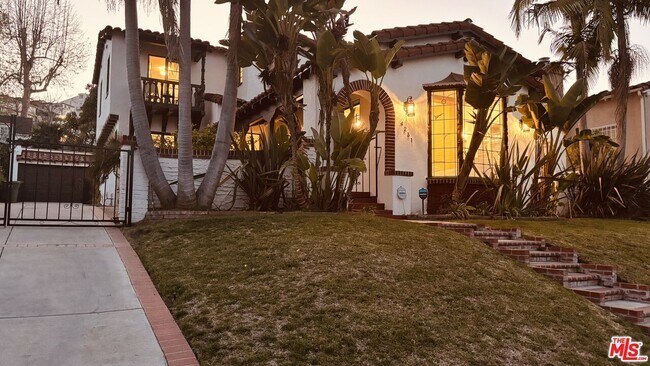 Foto del edificio - 4231 Angeles Vista Blvd