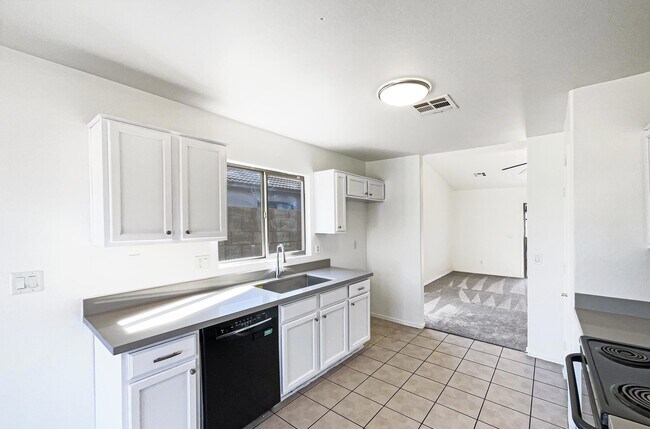 Building Photo - 1213 W Darrel Rd