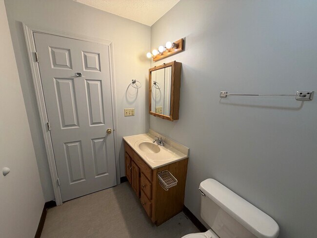 Building Photo - 1002-6 Glendale-