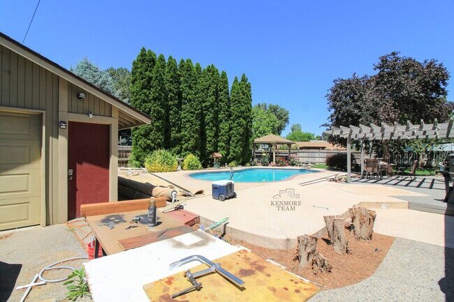 Building Photo - 5433 Fern Loop