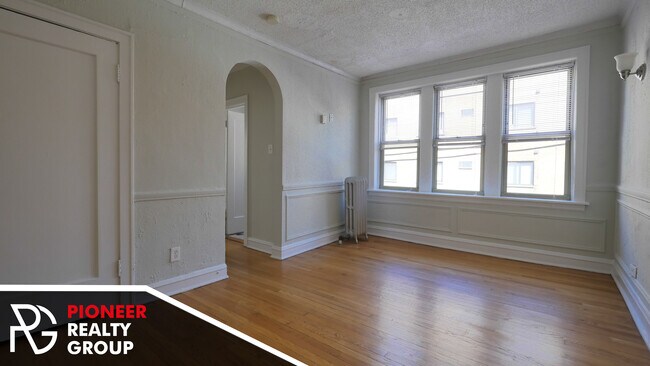 Building Photo - 544 W Surf St