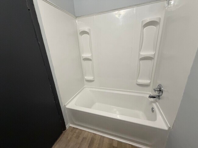 Building Photo - 811 Madison-