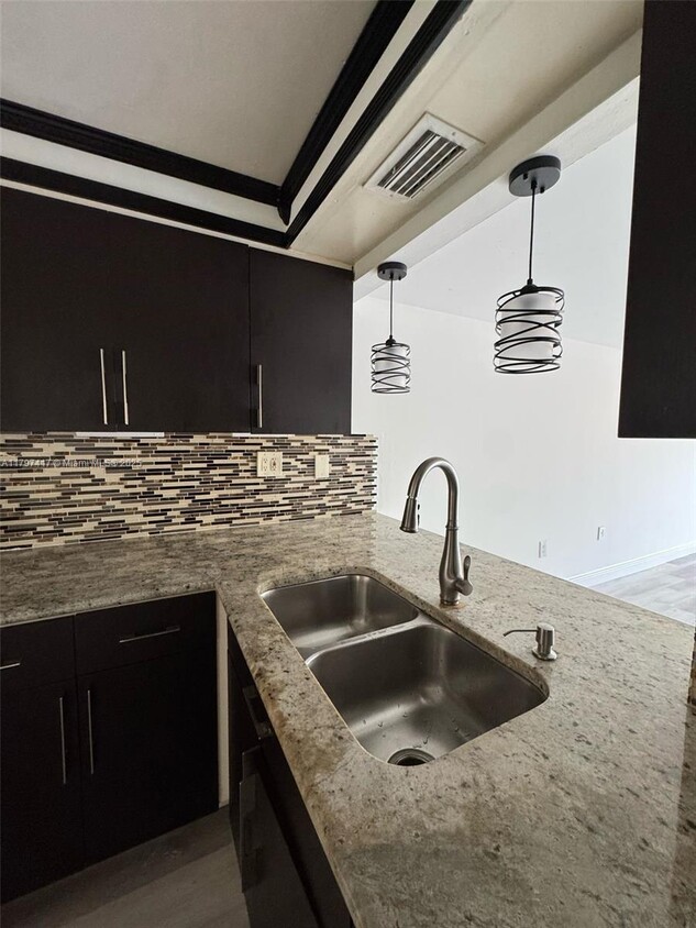 Foto principal - 10800 NW 7th St