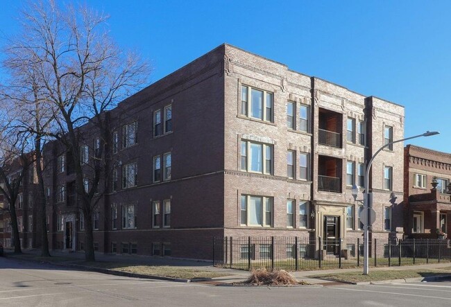 12 Unit Apartment building within walking distance of UofC Medical Center - 6201 S Champlain Ave
